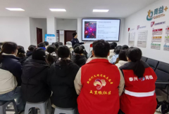 <b>学生亲手绘制“明朗收集”从题</b>