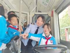 <b>”孩子们兴奋地小声</b>